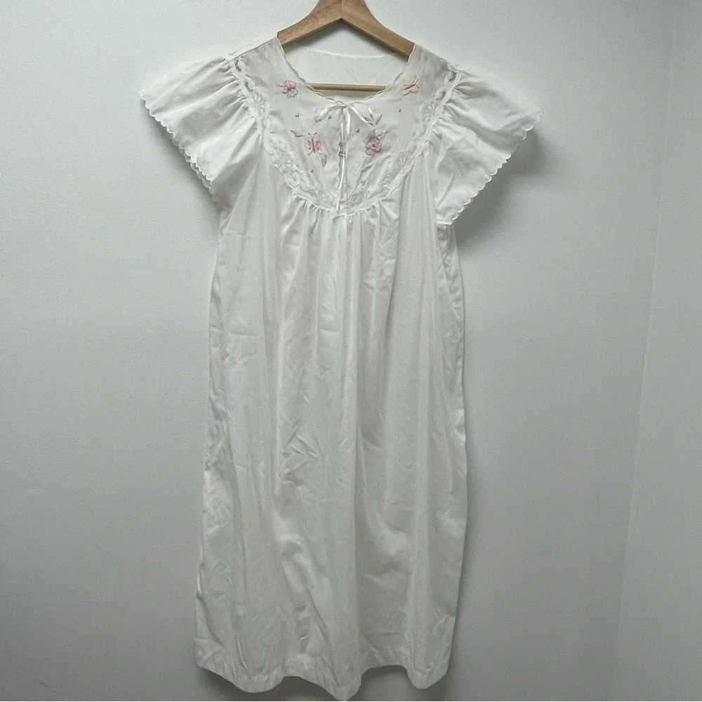 Vintage Barbizon Short-sleeved Nightgown size medium. White floral Lace nightie
